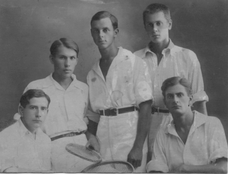 Томашайтис В.К. с командой теннисистов г. Саратова, 1930-е.jpg